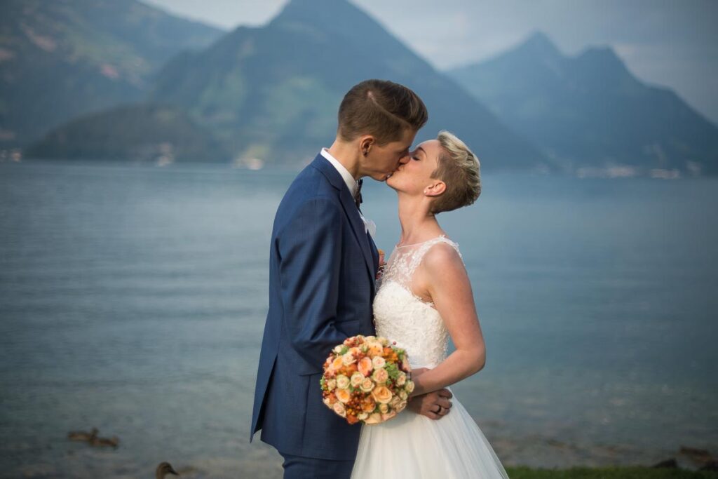 Hochzeit im Höfli in Stans mit anschliessendem Apero Fotoshooting mit Brautpaar in Buochs im Neuseeland Hochzeitsfest in Beckenried Hochzeitsfotograf Nidwalden