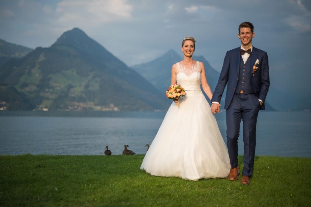 Hochzeit im Höfli in Stans mit anschliessendem Apero Fotoshooting mit Brautpaar in Buochs im Neuseeland Hochzeitsfest in Beckenried Hochzeitsfotograf Nidwalden