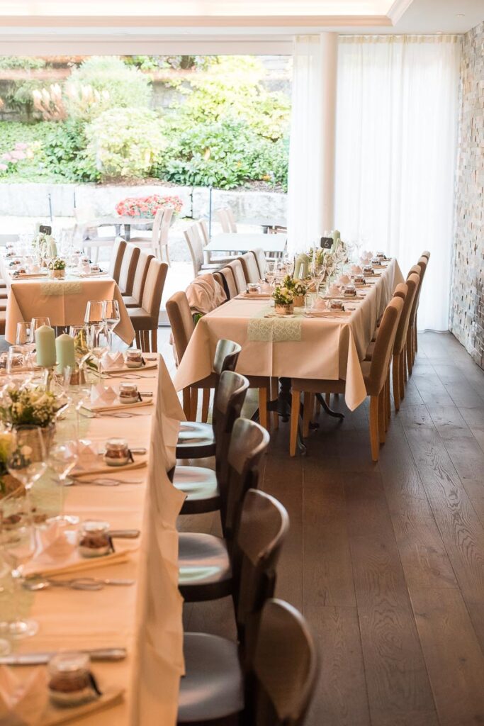 Hochzeit im Höfli in Stans mit anschliessendem Apero Fotoshooting mit Brautpaar in Buochs im Neuseeland Hochzeitsfest in Beckenried Hochzeitsfotograf Nidwalden