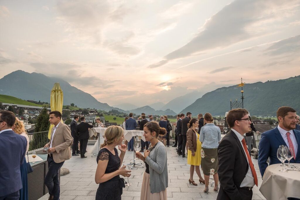 Hochzeit im Höfli in Stans mit anschliessendem Apero Fotoshooting mit Brautpaar in Buochs im Neuseeland Hochzeitsfest in Beckenried Hochzeitsfotograf Nidwalden