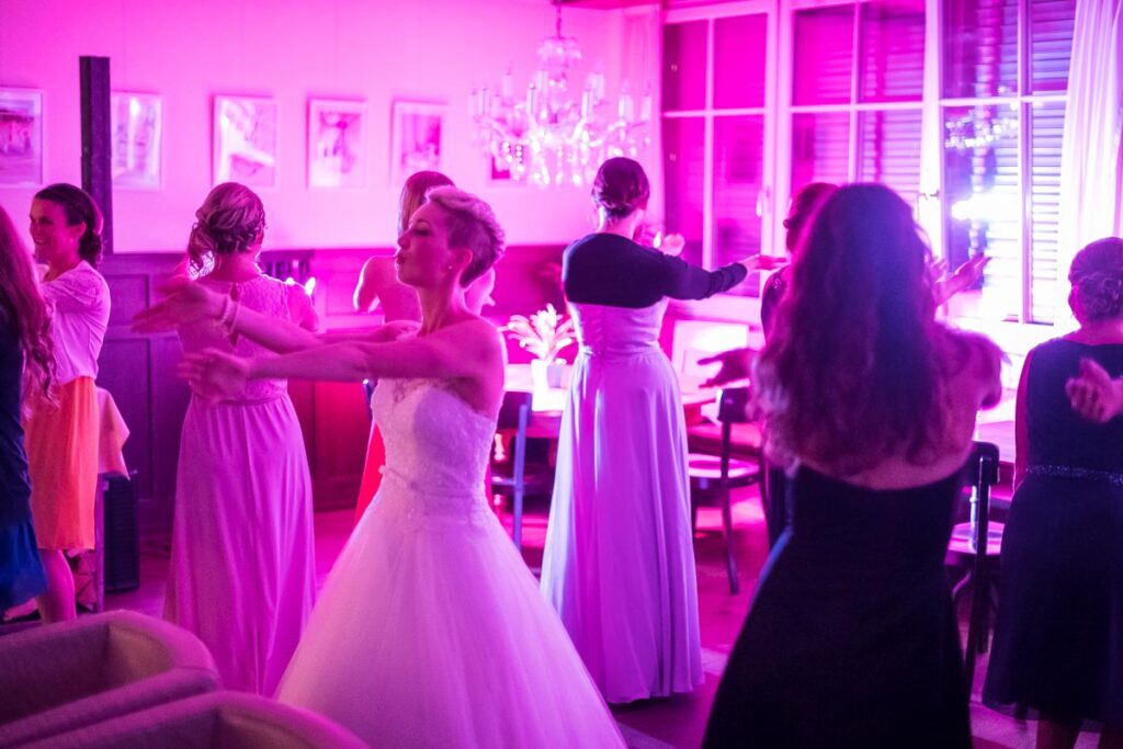 Hochzeit im Höfli in Stans mit anschliessendem Apero Fotoshooting mit Brautpaar in Buochs im Neuseeland Hochzeitsfest in Beckenried Hochzeitsfotograf Nidwalden