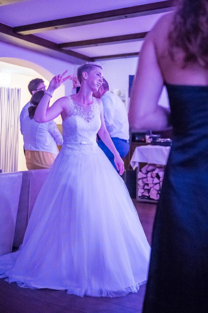 Hochzeit im Höfli in Stans mit anschliessendem Apero Fotoshooting mit Brautpaar in Buochs im Neuseeland Hochzeitsfest in Beckenried Hochzeitsfotograf Nidwalden
