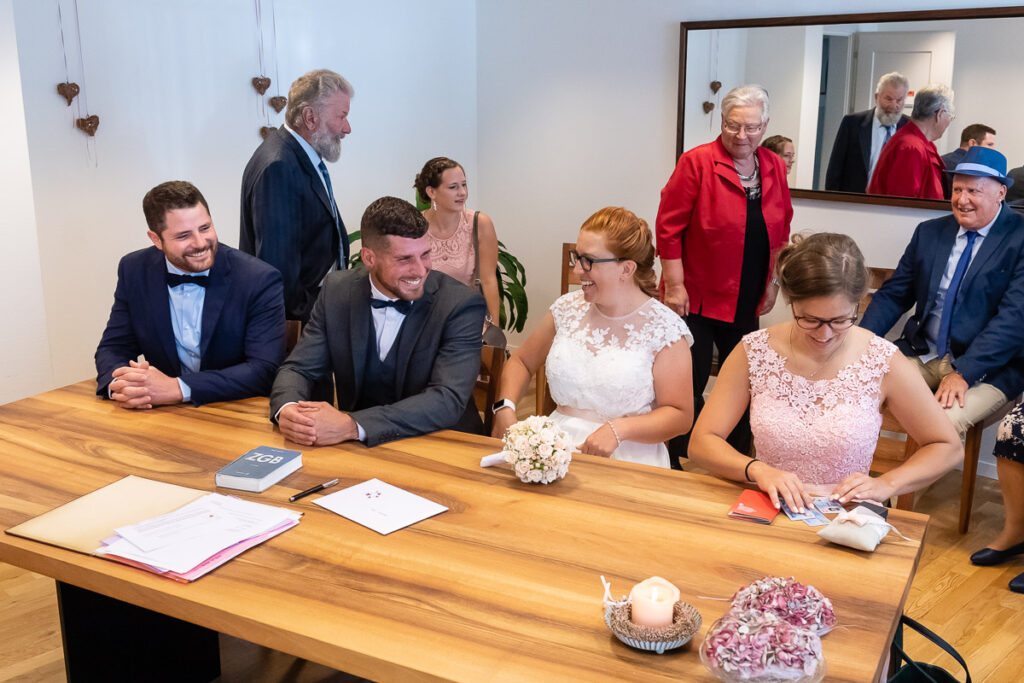 Standesamtliche Hochzeit in Stansstad Hochzeitsshooting im Aawasseregg in Buochs und kirchliche Trauung in St Jost Kapelle in Ennetbürgen