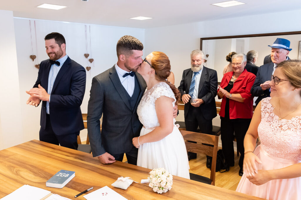 Standesamtliche Hochzeit in Stansstad Hochzeitsshooting im Aawasseregg in Buochs und kirchliche Trauung in St Jost Kapelle in Ennetbürgen