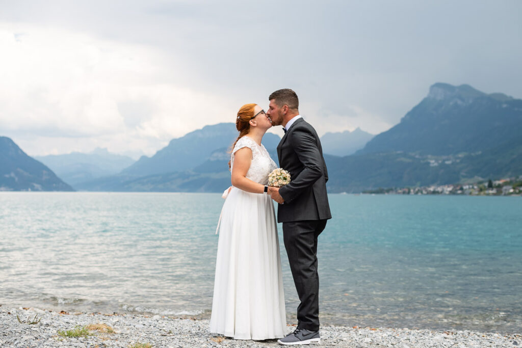 Standesamtliche Hochzeit in Stansstad Hochzeitsshooting im Aawasseregg in Buochs und kirchliche Trauung in St Jost Kapelle in Ennetbürgen
