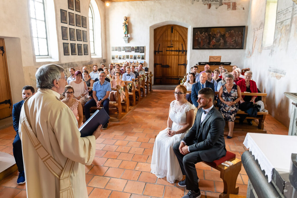 Standesamtliche Hochzeit in Stansstad Hochzeitsshooting im Aawasseregg in Buochs und kirchliche Trauung in St Jost Kapelle in Ennetbürgen