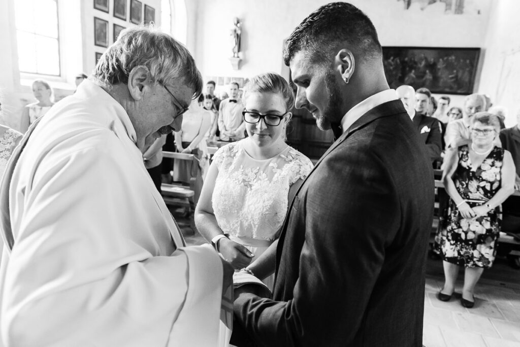 Standesamtliche Hochzeit in Stansstad Hochzeitsshooting im Aawasseregg in Buochs und kirchliche Trauung in St Jost Kapelle in Ennetbürgen