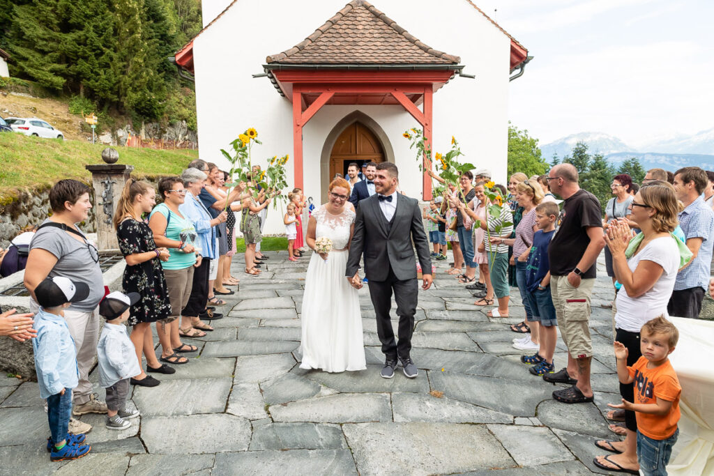 Standesamtliche Hochzeit in Stansstad Hochzeitsshooting im Aawasseregg in Buochs und kirchliche Trauung in St Jost Kapelle in Ennetbürgen