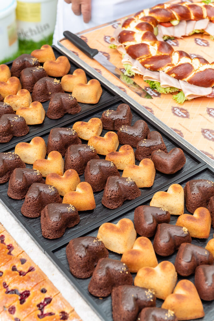 Standesamtliche Hochzeit in Stansstad Hochzeitsshooting im Aawasseregg in Buochs und kirchliche Trauung in St Jost Kapelle in Ennetbürgen