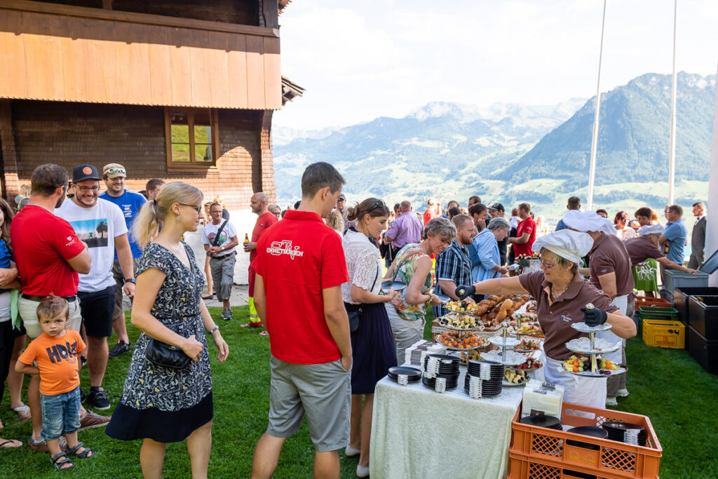 Standesamtliche Hochzeit in Stansstad Hochzeitsshooting im Aawasseregg in Buochs und kirchliche Trauung in St Jost Kapelle in Ennetbürgen