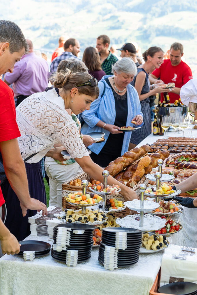 Standesamtliche Hochzeit in Stansstad Hochzeitsshooting im Aawasseregg in Buochs und kirchliche Trauung in St Jost Kapelle in Ennetbürgen