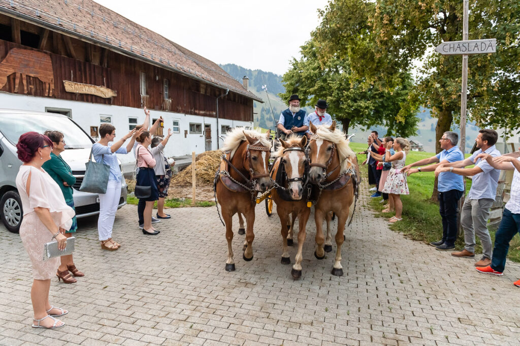 Standesamtliche Hochzeit in Stansstad Hochzeitsshooting im Aawasseregg in Buochs und kirchliche Trauung in St Jost Kapelle in Ennetbürgen