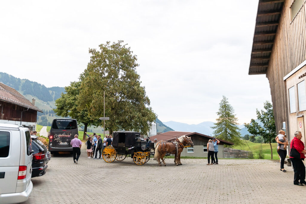 Standesamtliche Hochzeit in Stansstad Hochzeitsshooting im Aawasseregg in Buochs und kirchliche Trauung in St Jost Kapelle in Ennetbürgen