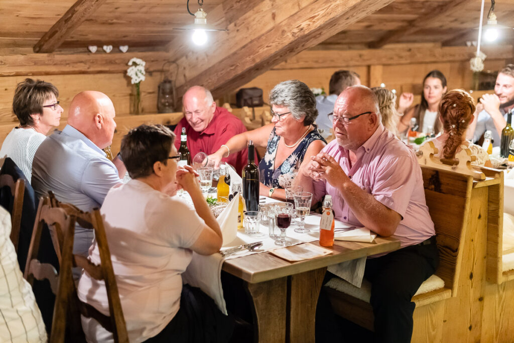 Standesamtliche Hochzeit in Stansstad Hochzeitsshooting im Aawasseregg in Buochs und kirchliche Trauung in St Jost Kapelle in Ennetbürgen
