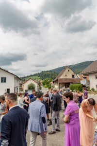 Hochzeit in der Kirche Auenstein im Kanton Aargau Fotoshooting an der Aare Hochzeitsfotograf Aargau