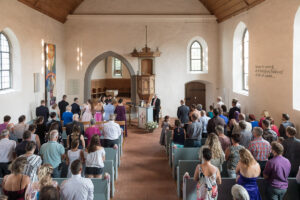 Hochzeit in der Kirche Auenstein im Kanton Aargau Fotoshooting an der Aare Hochzeitsfotograf Aargau