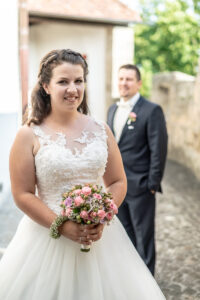 Hochzeit in der Kirche Auenstein im Kanton Aargau Fotoshooting an der Aare