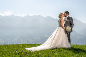 Hochzeit Obwalden Hochzeitsfotograf Zentralschweiz Hochzeitspaar Braut Bräutigam Landenberg Sarnen