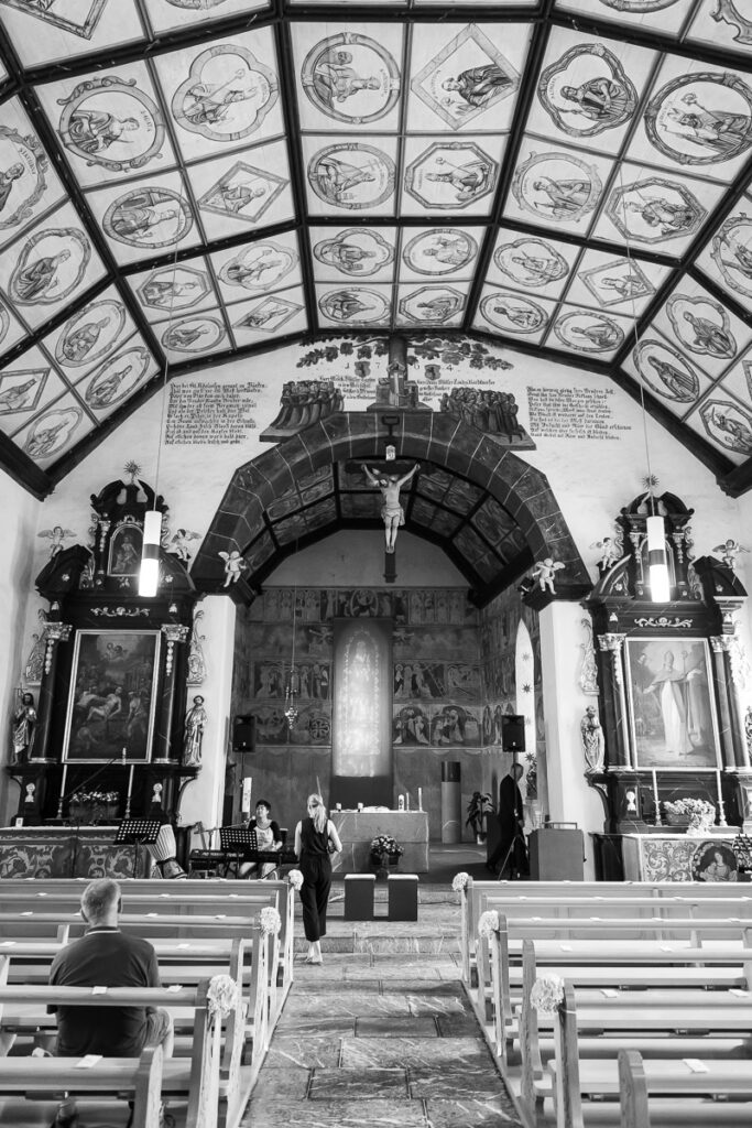 Hochzeit in der Kappelle Sankt NIklausen in Obwalden Hochzeitsfest im Wilerbädli in Wilen Obwalden Hochzeitsfotograf Obwalden