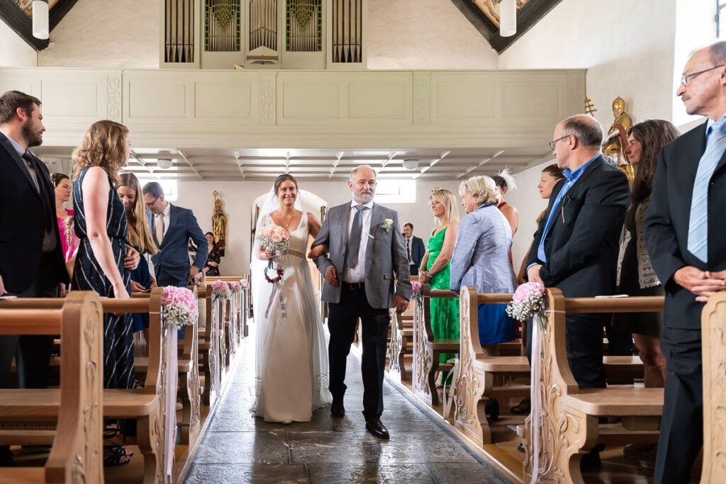 Hochzeit in der Kappelle Sankt NIklausen in Obwalden Hochzeitsfest im Wilerbädli in Wilen Obwalden Hochzeitsfotograf Obwalden