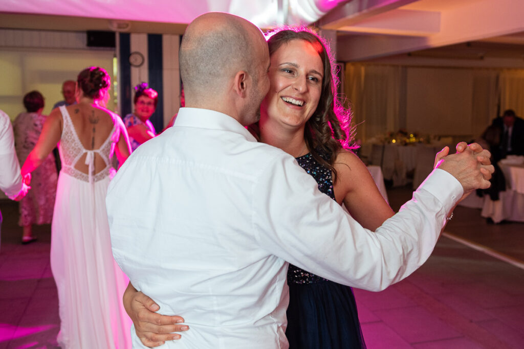 Hochzeit in der Kappelle Sankt NIklausen in Obwalden Hochzeitsfest im Wilerbädli in Wilen Obwalden Hochzeitsfotograf Obwalden