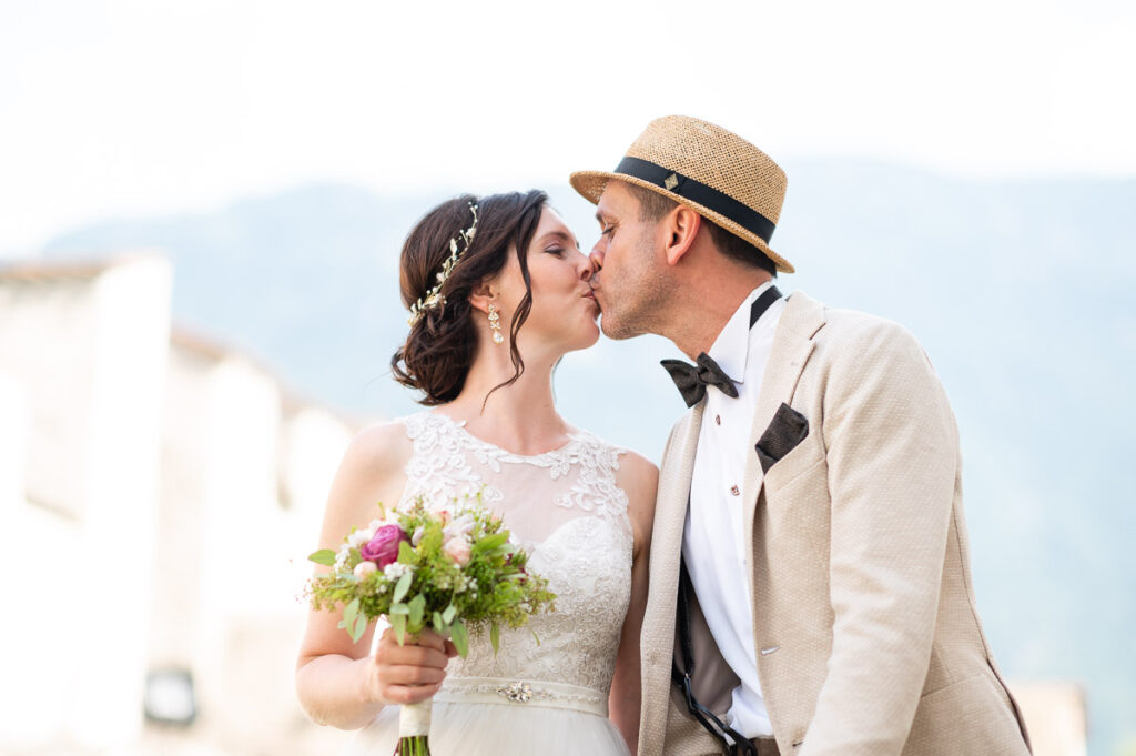 Hochzeit-Uri-Lodge–Seedorf Hochzeit in St Martin Kirche in Altdorf Hochzeitsfeier in Company Lodge Seedorf Fotoshooting im Schloss A Pro und Seedorf Hochzeitsfotograf Uri