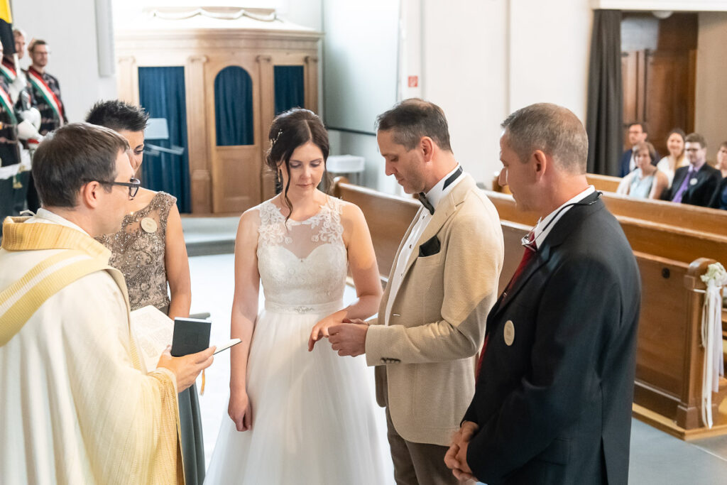 Hochzeit-Uri-Lodge–Seedorf Hochzeit in St Martin Kirche in Altdorf Hochzeitsfeier in Company Lodge Seedorf Fotoshooting im Schloss A Pro und Seedorf Hochzeitsfotograf Uri