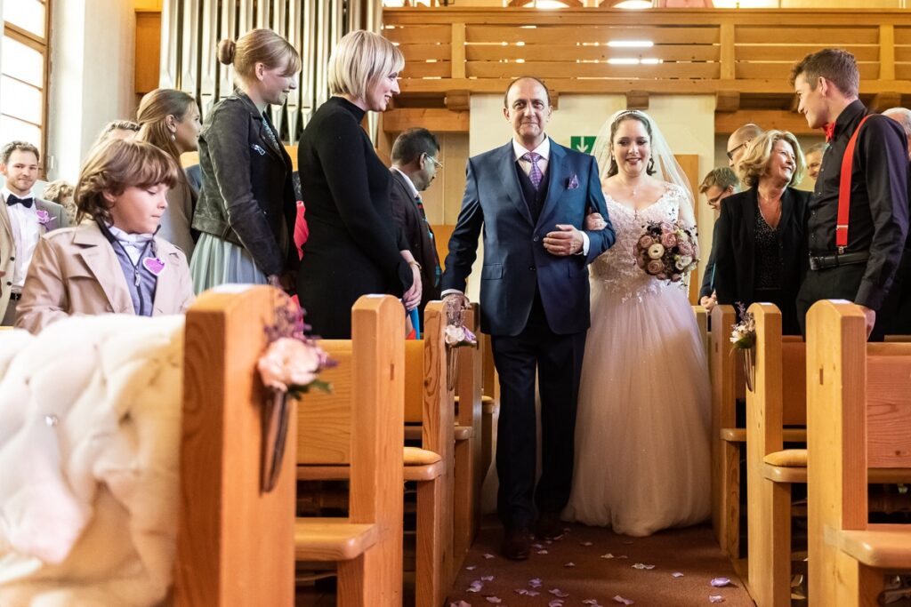 Hochzeit in Bern Hochzeit in Kirche Merlingen Kanton Bern Hochzeitsfeier im Parkhotel Gunten