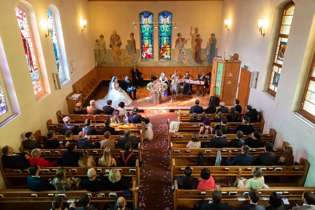 Hochzeit in Bern Hochzeit in Kirche Merlingen Kanton Bern Hochzeitsfeier im Parkhotel Gunten