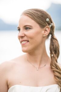 Brautfrisur Inspiration für die Hochzeit – elegante, verspiel