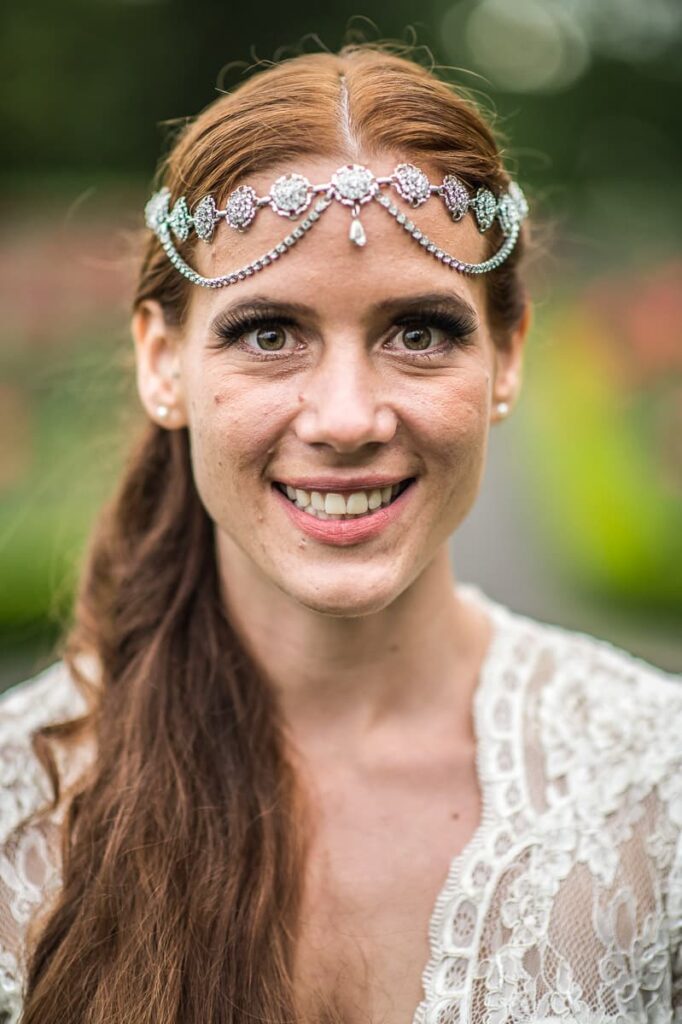 Brautfrisur Inspiration für die Hochzeit – elegante, verspiel