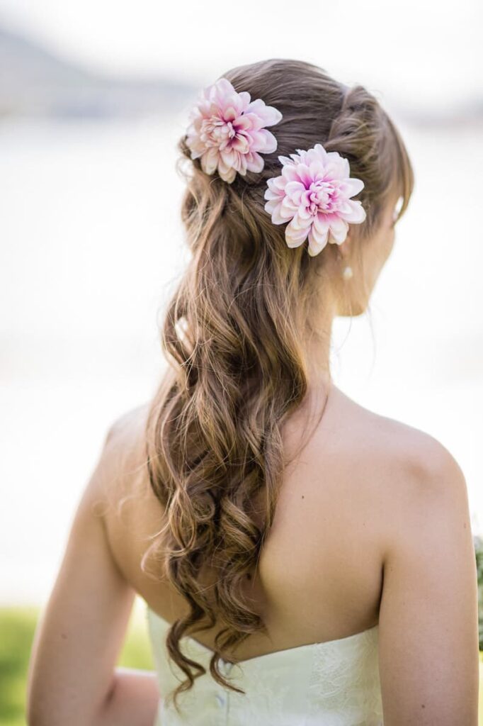 Brautfrisur Inspiration für die Hochzeit – elegante, verspiel