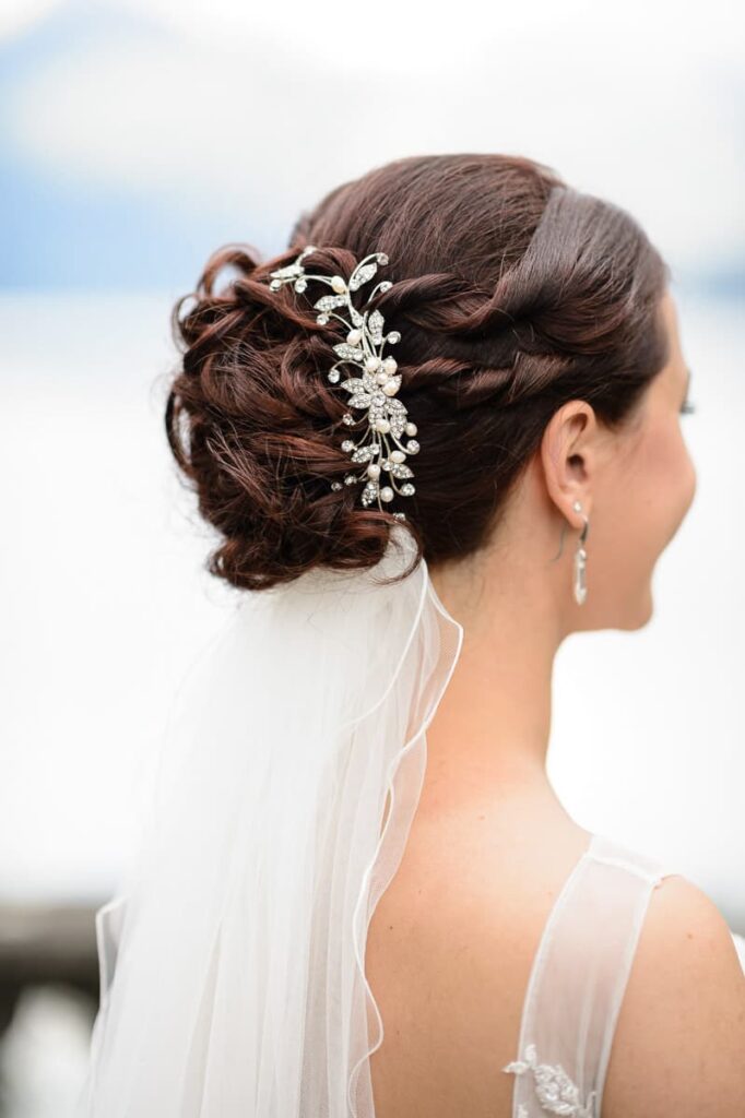 Brautfrisur Inspiration für die Hochzeit – elegante, verspiel