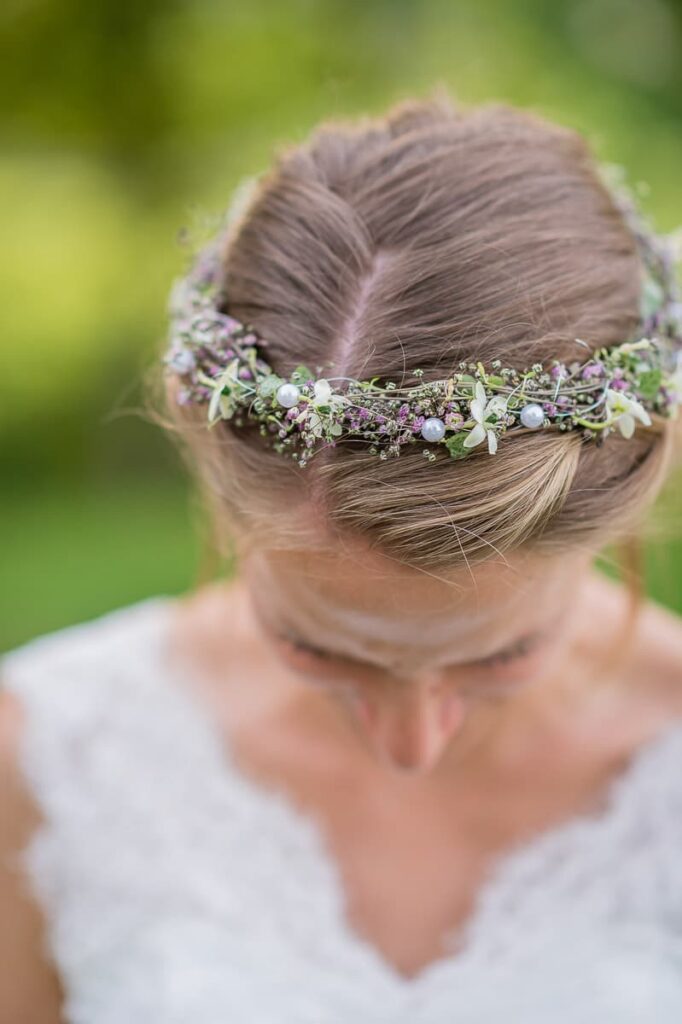 Brautfrisur Inspiration für die Hochzeit – elegante, verspiel