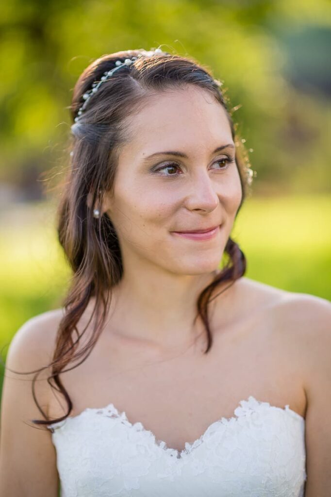 Brautfrisur Inspiration für die Hochzeit – elegante, verspiel