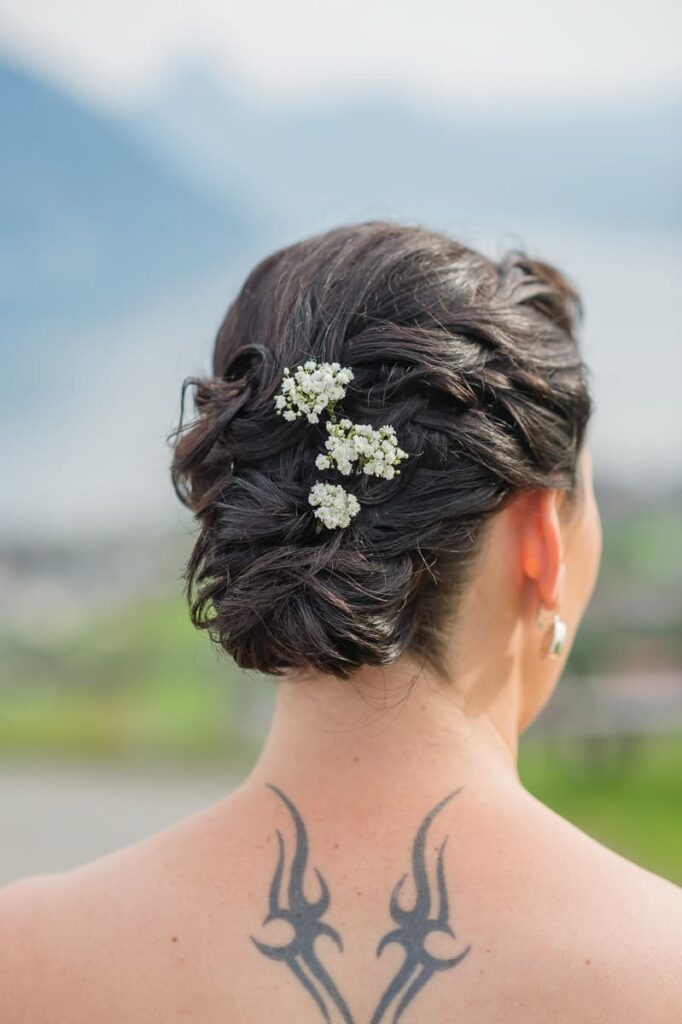 Brautfrisur Inspiration für die Hochzeit – elegante, verspiel