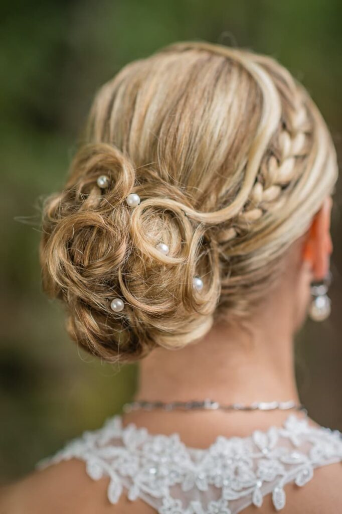 Brautfrisur Inspiration für die Hochzeit – elegante, verspiel