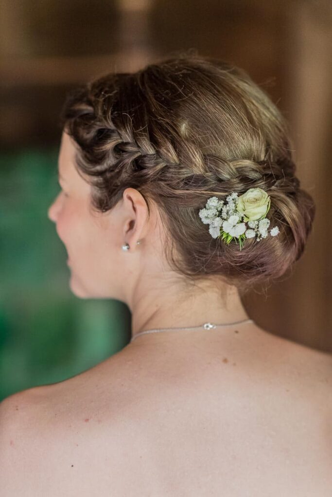 Brautfrisur Inspiration für die Hochzeit – elegante, verspiel