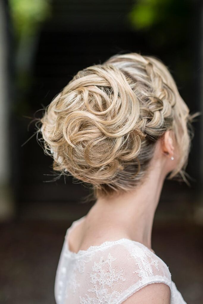 Brautfrisur Inspiration für die Hochzeit – elegante, verspiel