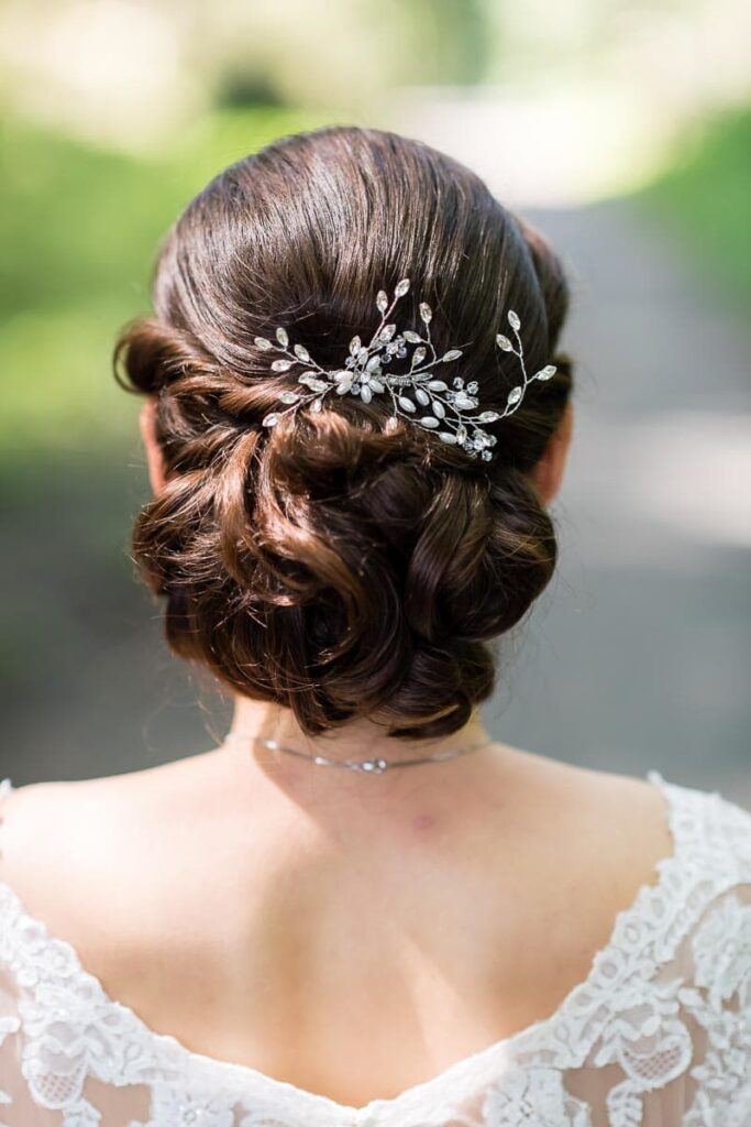 Brautfrisur Inspiration für die Hochzeit – elegante, verspiel