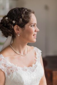Brautfrisur Inspiration für die Hochzeit – elegante, verspiel