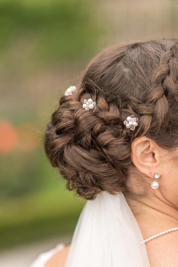 Brautfrisur Inspiration für die Hochzeit – elegante, verspiel