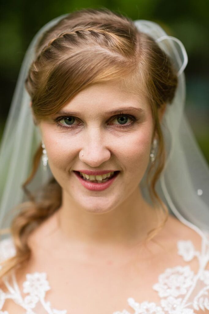 Brautfrisur Inspiration für die Hochzeit – elegante, verspiel