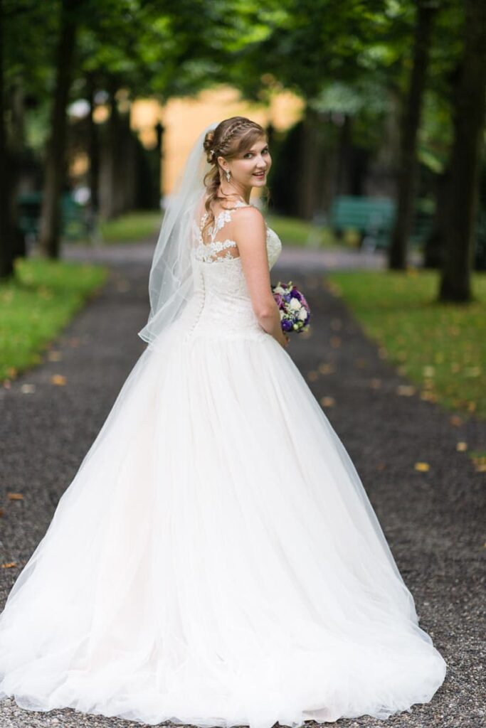 Brautfrisur Inspiration für die Hochzeit – elegante, verspiel