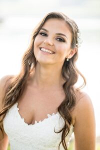 Brautfrisur Inspiration für die Hochzeit – elegante, verspiel