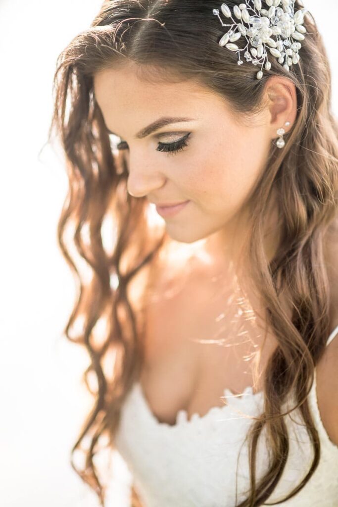 Brautfrisur Inspiration für die Hochzeit – elegante, verspiel