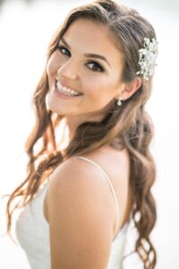 Brautfrisur Inspiration für die Hochzeit – elegante, verspiel