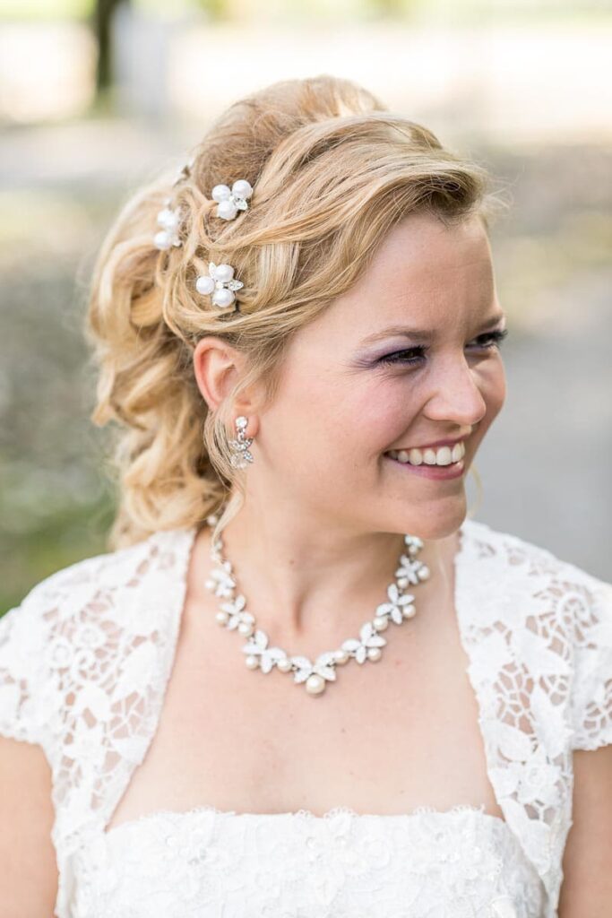 Brautfrisur Inspiration für die Hochzeit – elegante, verspiel