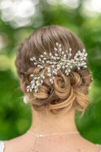 Brautfrisur Inspiration für die Hochzeit – elegante, verspiel