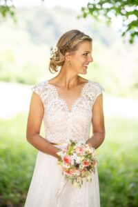 Brautfrisur Inspiration für die Hochzeit – elegante, verspiel